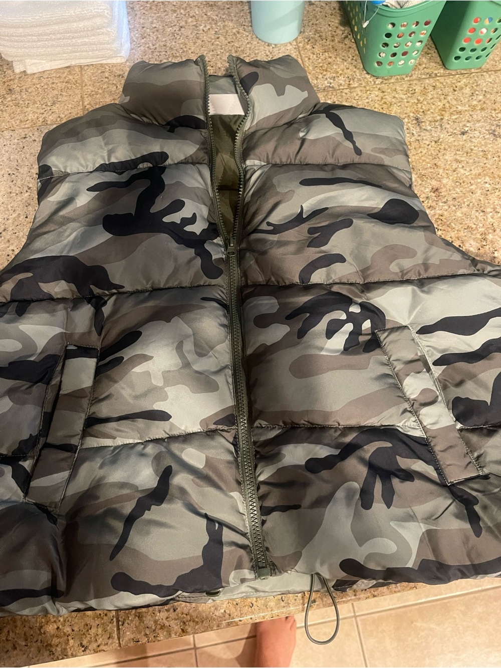 No Boundaries Men's Green & Black Camo Puffer Vest